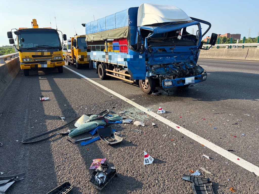 國1台南新市段死亡車禍！小貨車追撞半聯結車　51歲駕駛送醫不治