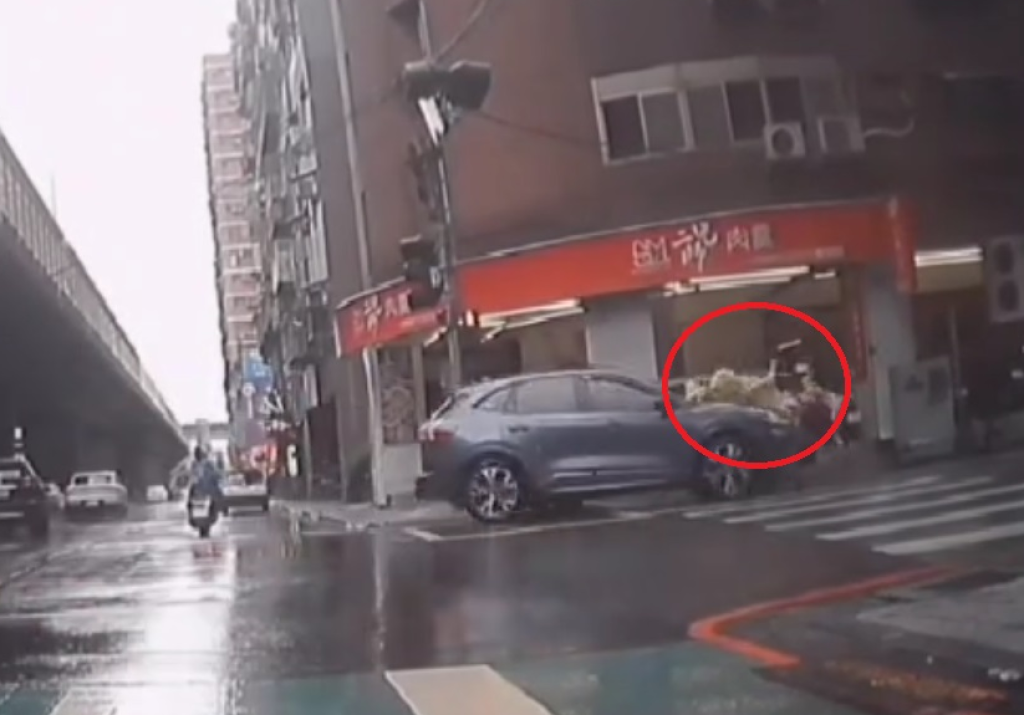 撞擊畫面曝光！　三重休旅車撞飛81歲騎腳踏車婦人另撞10車