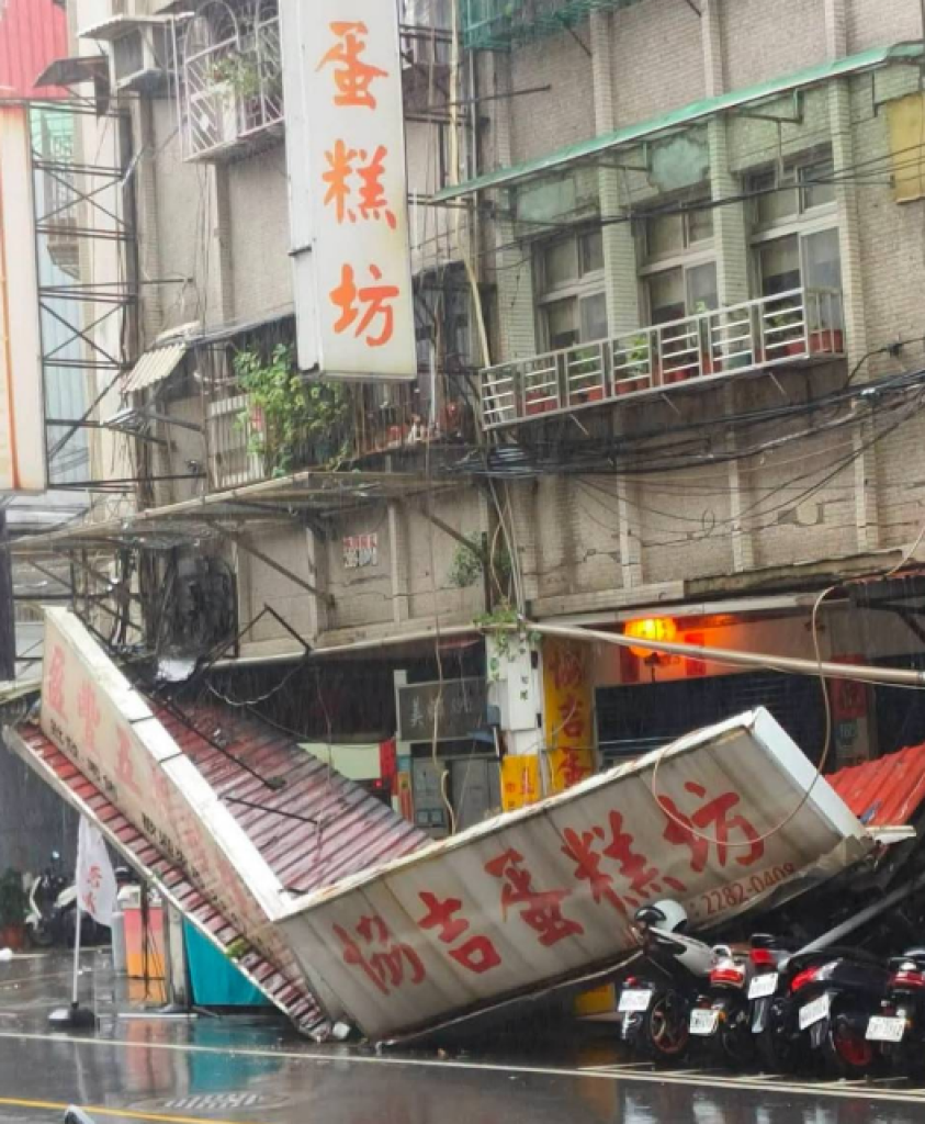 強風吹落蘆洲店家招牌！　4輛機車被砸受損