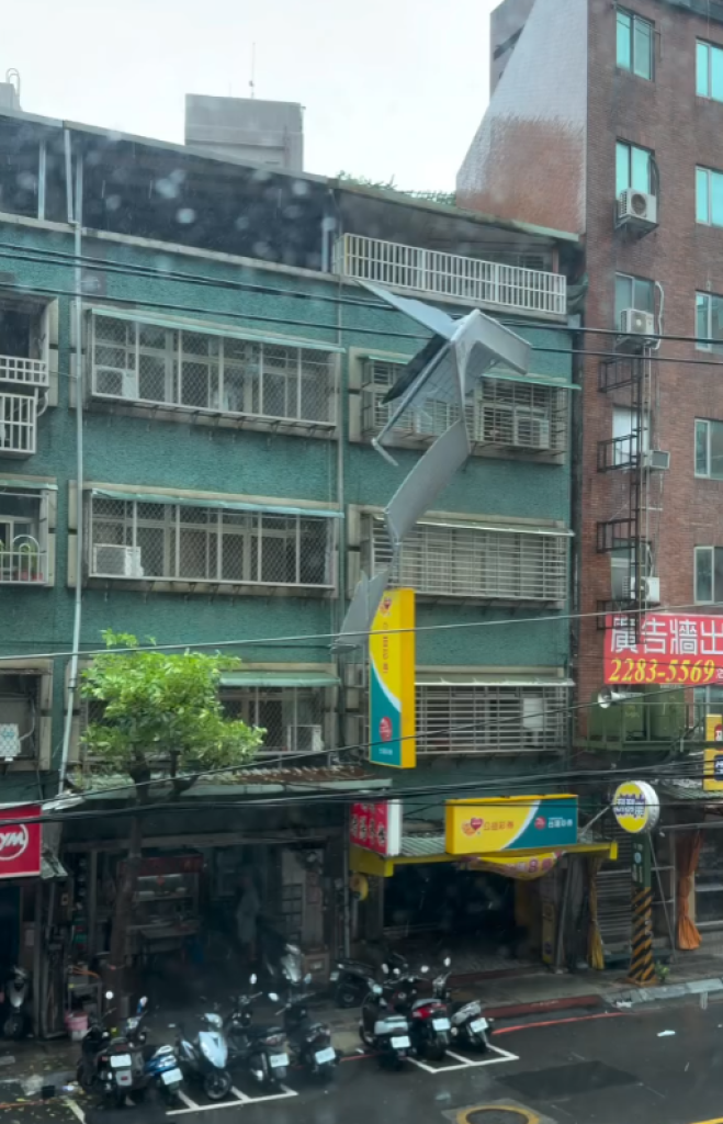 蘆洲鐵皮被強颱吹落懸掛電線！　員警到場警戒