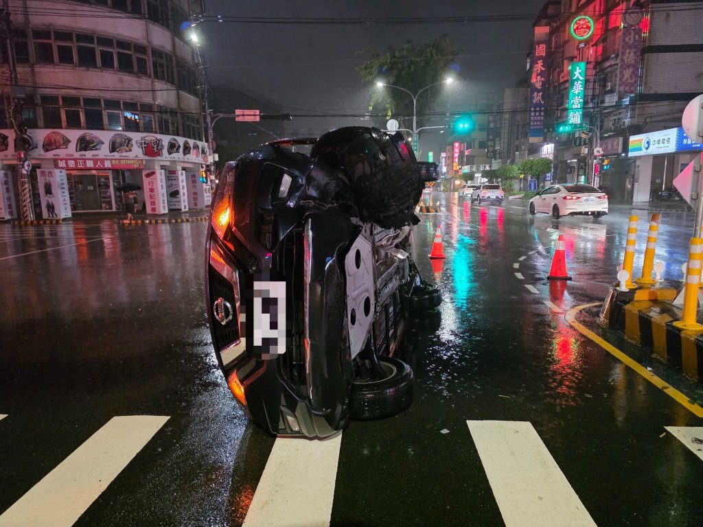 颱風夜事故！　豐原自小客車撞庇護島側翻