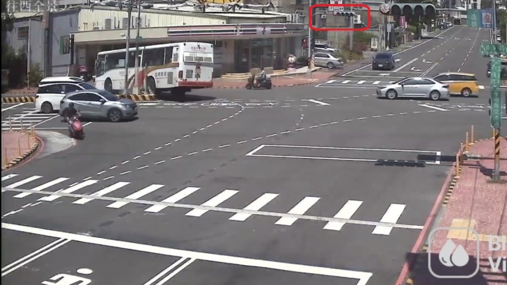 高鐵接駁公車闖紅燈左轉！撞分隔島成蹦蹦車　網友：乘客免費體驗極限賽道