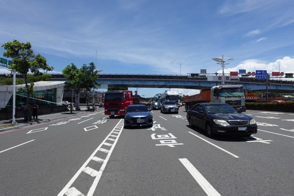 高雄曳引車疑切車道釀擦撞！雙方另開戰場「街頭爆口角」警要查了