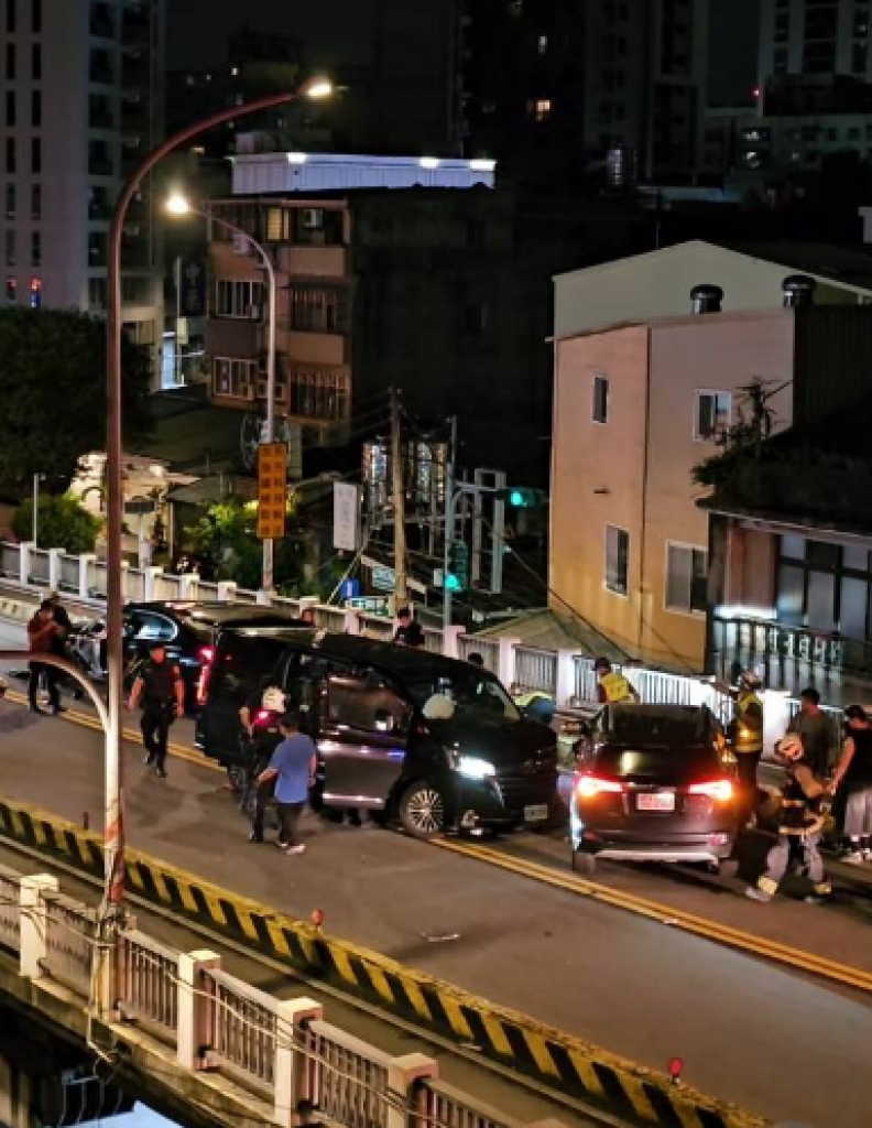 疑血糖過低闖禍！　桃園三民陸橋黑色休旅車撞3車駕駛昏迷送醫