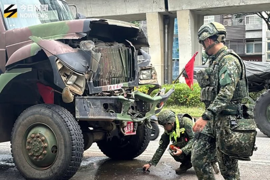 國軍聯合防禦操演出包！ 　兩輛戰術輪車擦撞幸無人受傷