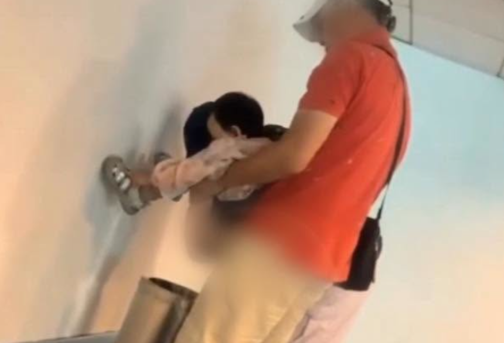 影／極度噁心！旅客抱小孩「在垃圾桶大便」　吉隆坡機場瀰漫惡臭