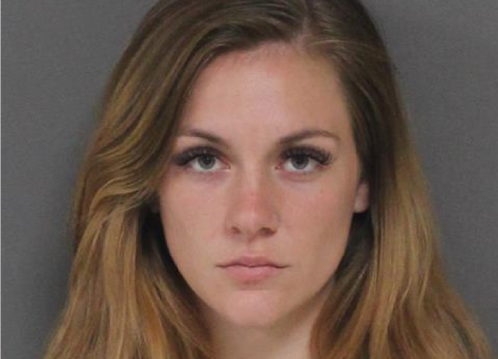 影／美國25歲女遭控性侵2歲幼童　還拍下影片存手機被抓包！遭警方逮捕