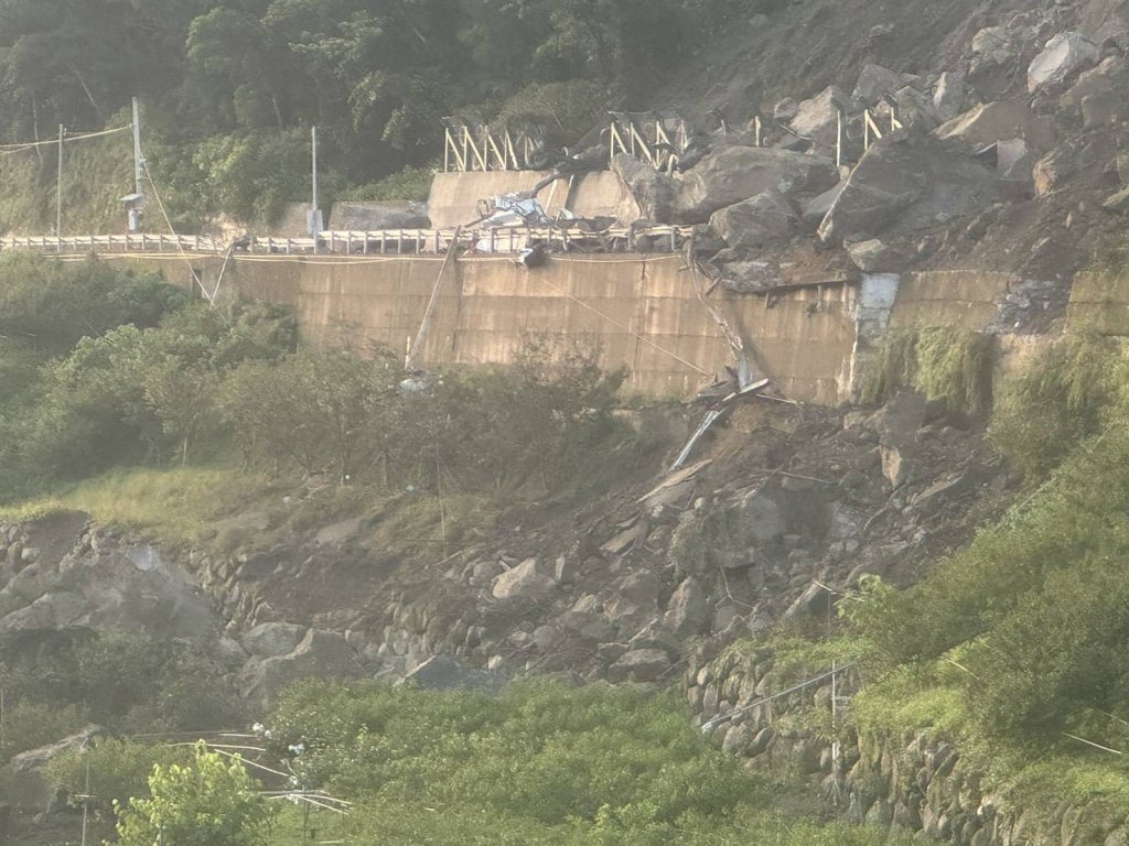 怵目驚心！苗62線邊坡超大石塊崩落交通中斷　大貨車駕駛遭波及手腳擦挫傷