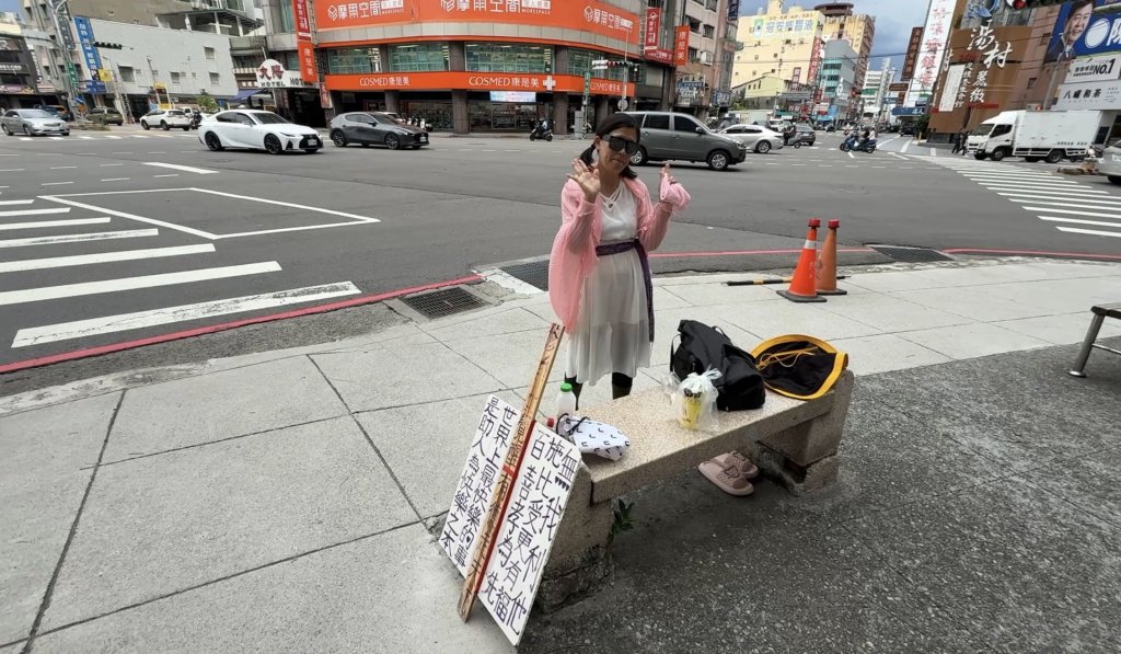台中中清路口「正能量舞者」引注目　每天跳舞7、8小時盼帶給路人歡樂