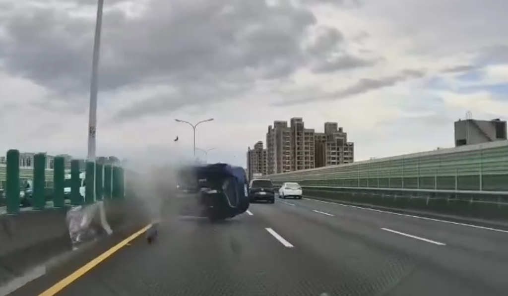 GG了！台74線狂飆變換車道　自撞護欄四輪朝天