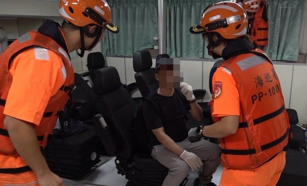  「眼睛黏住了」！菲籍船員誤將三秒膠當眼藥水　海巡火速馳援送醫