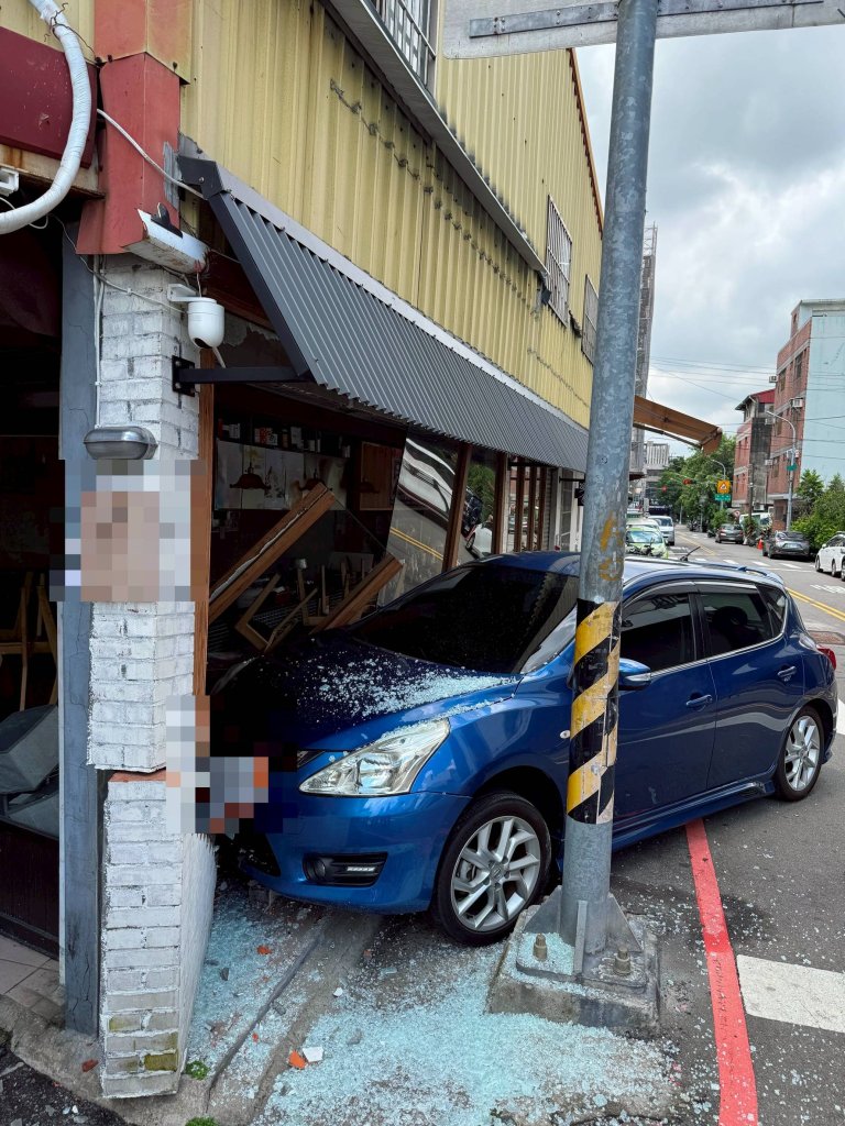 路邊停車誤踩油門撞店家！　台中自小客車駕駛肇事
