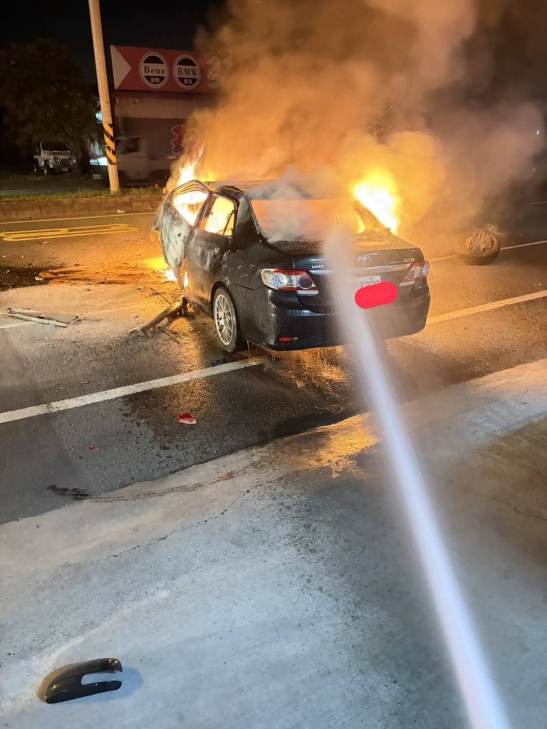 屏東疑因兢速釀車禍引發火燒車！　駕駛受傷送醫