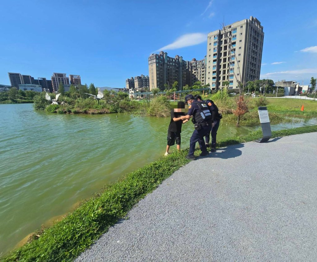 11歲男童與友人吵架情緒失控走進水池！　大園警方迅速拉離解危