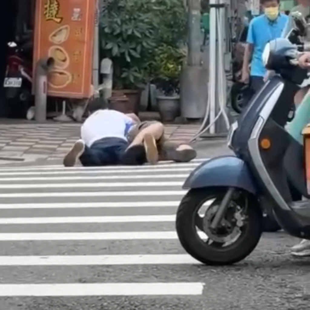 被叭不爽爆衝突！　台北大同區小與小客車運將路口開打砸車