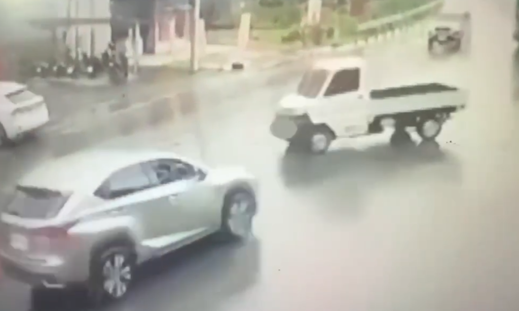 未拉手煞車釀禍！埔里小貨車滑行撞店家圍牆　駕駛失聯移工身分光