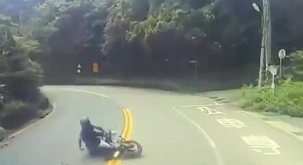 北宜公路大型重機過彎自摔！　車撞對向大貨車騎士輕傷