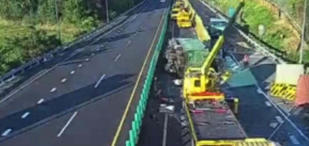 台82線東向嘉義水上路段交通中斷！　大貨車翻覆引發另兩起追撞事故1人受傷