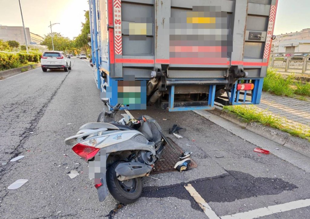 台中大雅死亡車禍！重機追撞停路旁未熄火大貨車　騎士傷重不治