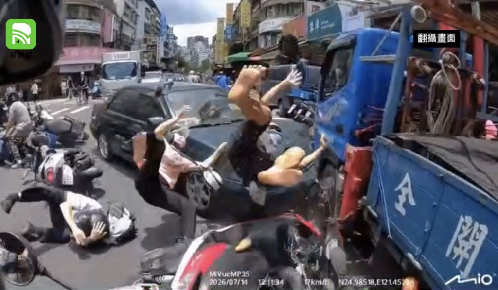 影／土城學府路轎車突失控衝向對向車道　多輛機車遭撞驚悚畫面曝光
