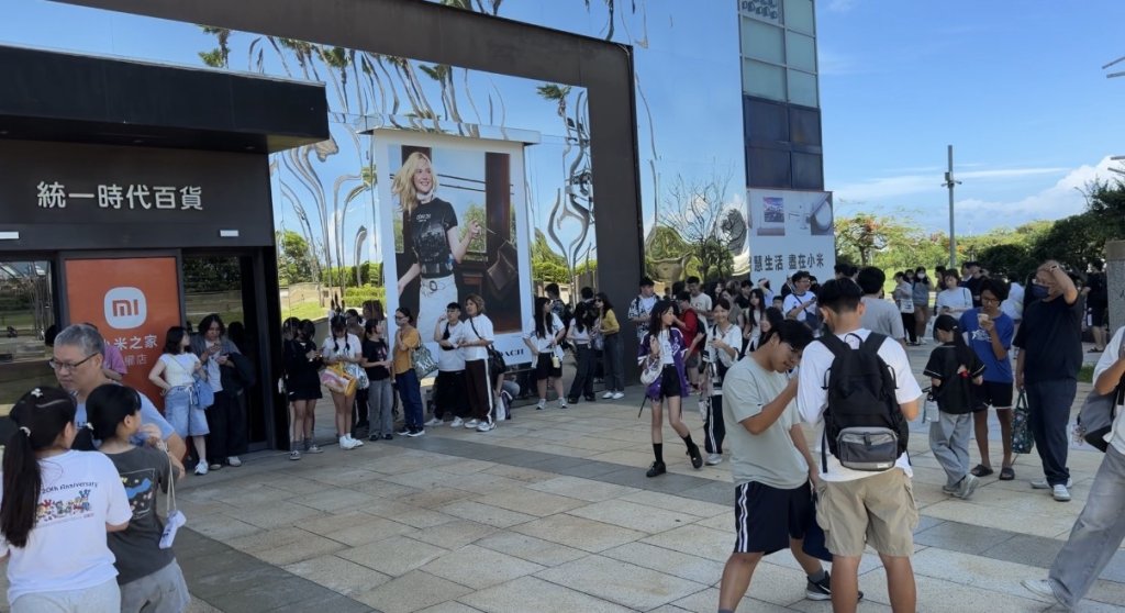 直擊／迷你新專輯掀熱潮！i-dle快閃店南下高雄　首日號碼牌「直接秒殺」
