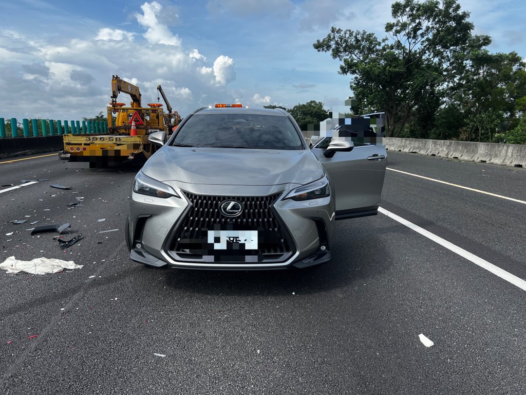 國道1號雲林段追撞事故！小貨車猛撞前車　Lexus車尾全毀1女受傷送醫
