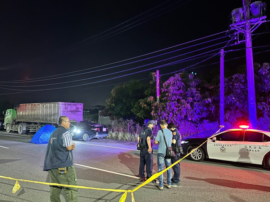 快訊／高雄驚悚死亡車禍！轎車猛撞35噸砂石車「車頭削半」　53歲男受困亡