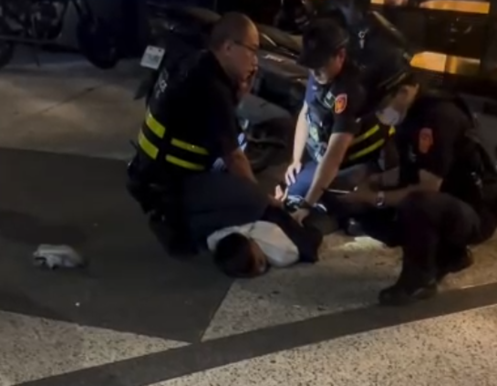 台中醉漢KTV持刀咆哮　警方鐵腕秒壓制送辦