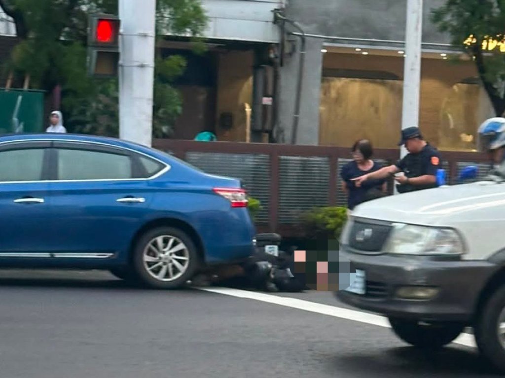 快訊／高雄市區驚悚車禍！機車騎士受困車底　警消到場救援