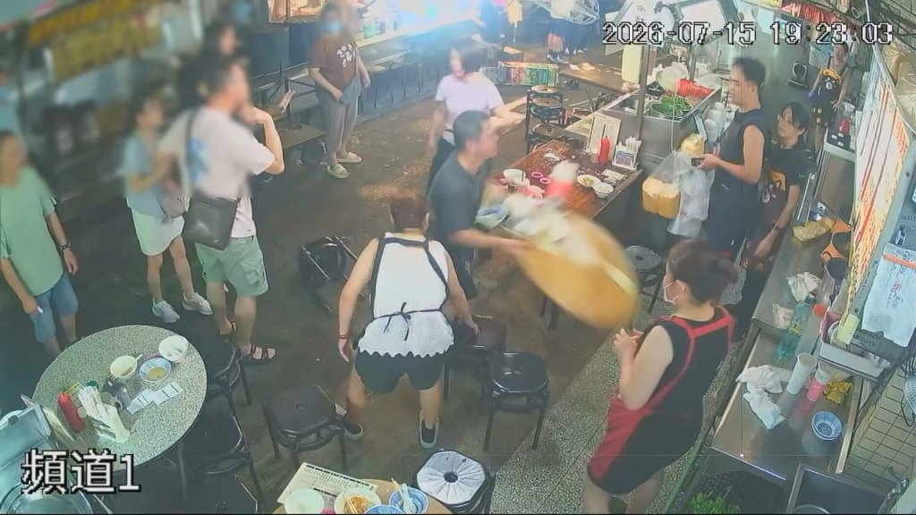 影／掀桌肢體推擠！豐原廟東夜市2攤商大亂鬥　蒜肉飯PO監視器說明事件原委