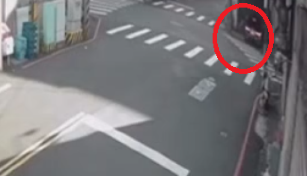 撿手機失控撞店家！　台中71歲阿伯開車分心肇事