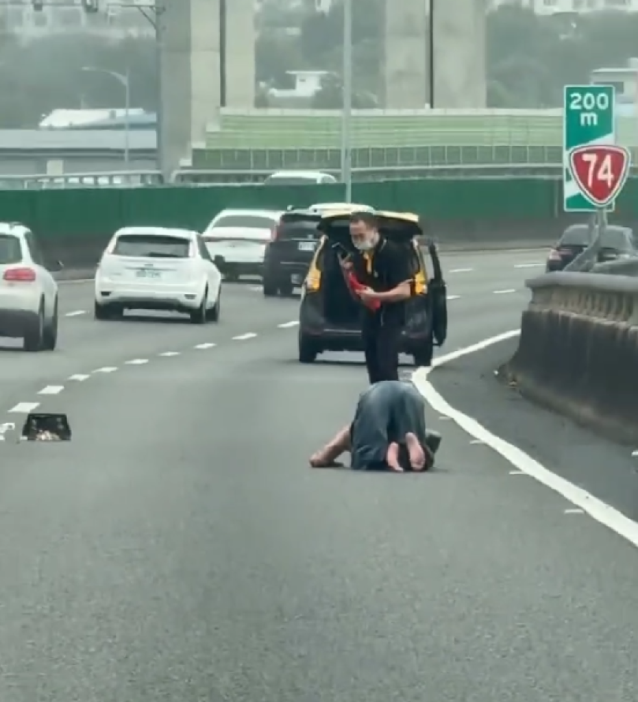 台74線驚險畫面！　酒醉女子跳車趴趴走嚇壞用路人