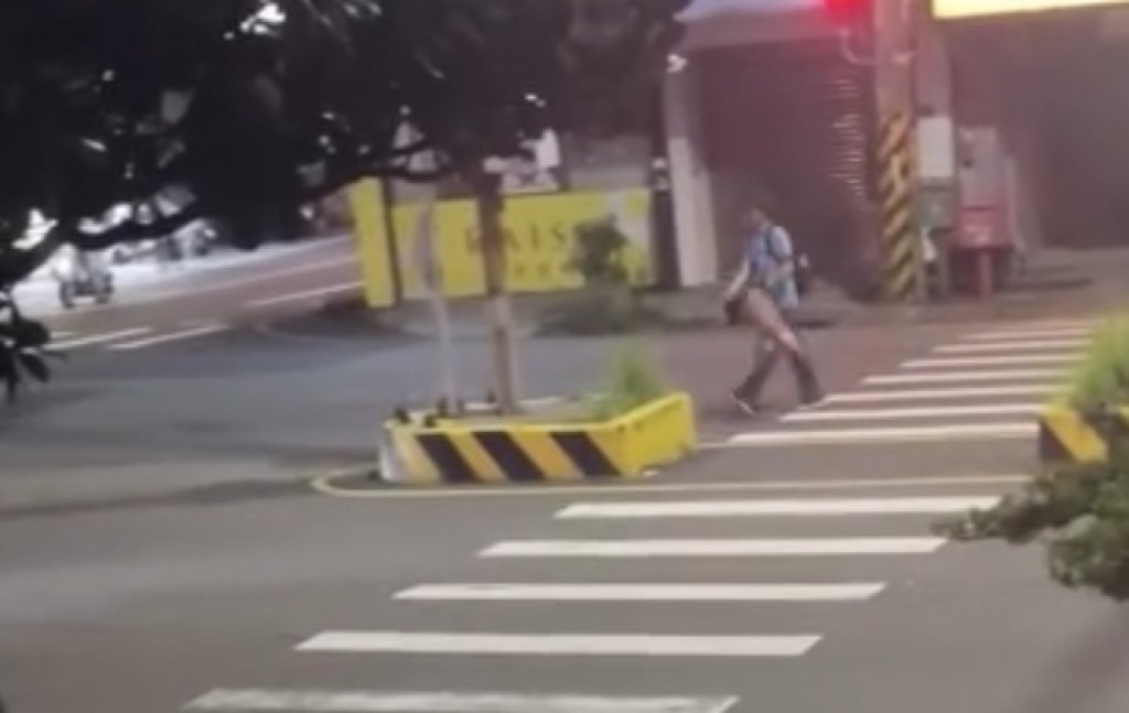 男子深夜闖新豐車站前狂丟三角錐　車輛急閃避險釀事故　警方介入帶回處理