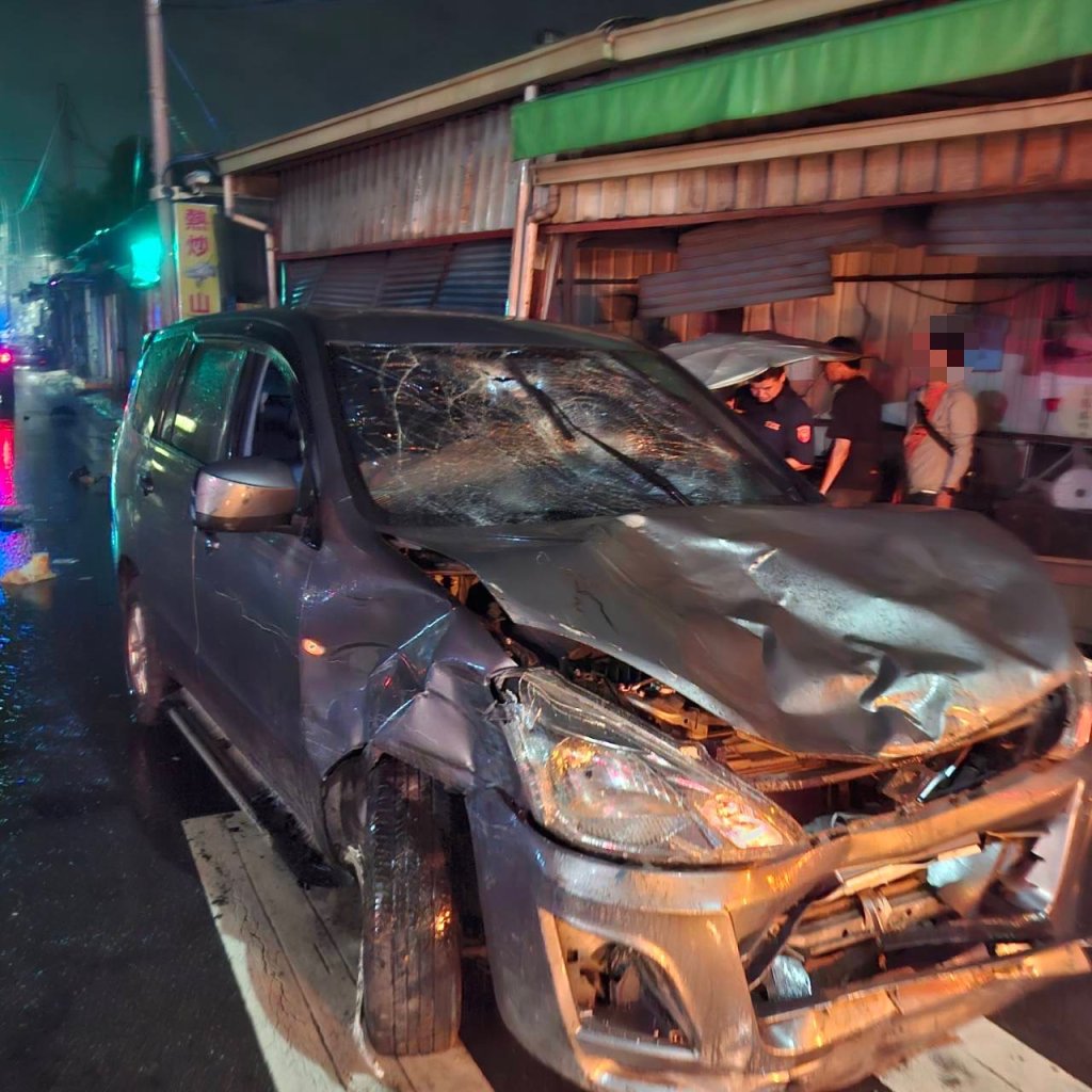 毒駕失控撞飛待轉機車！轎車衝進店家　車內搜出依托咪酯煙彈