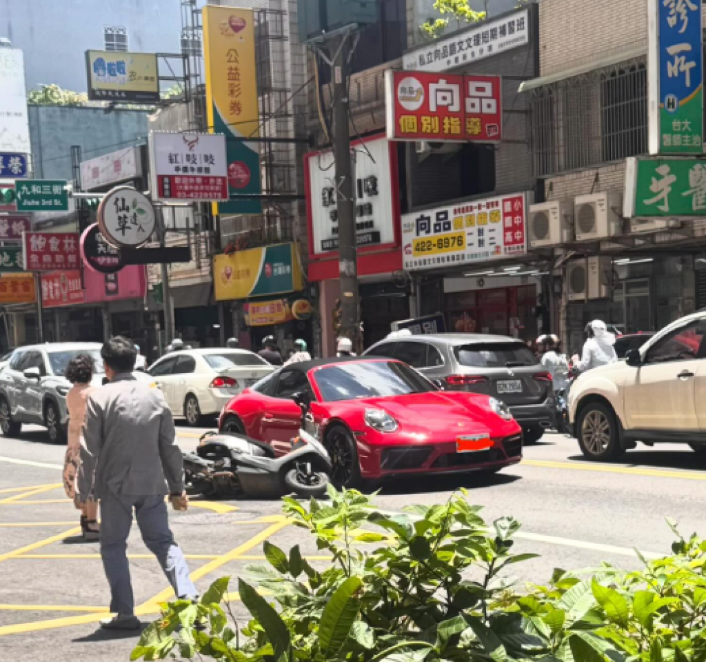 中壢保時捷911被撞！外送員機車閃過臨停突開車門自小客車撞上　網友：要當一輩子外送了