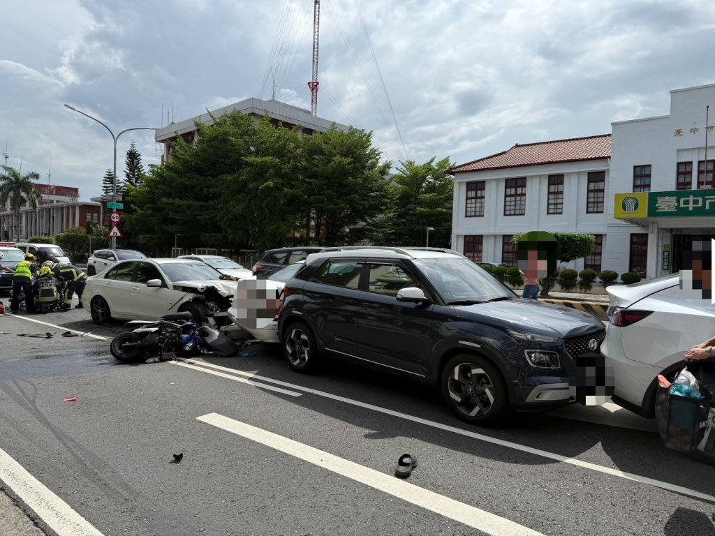 豐原5車連環撞！女駕駛涉毒駕衝撞6車2機車　驗出依託咪酯、安非他命等4類毒品陽性