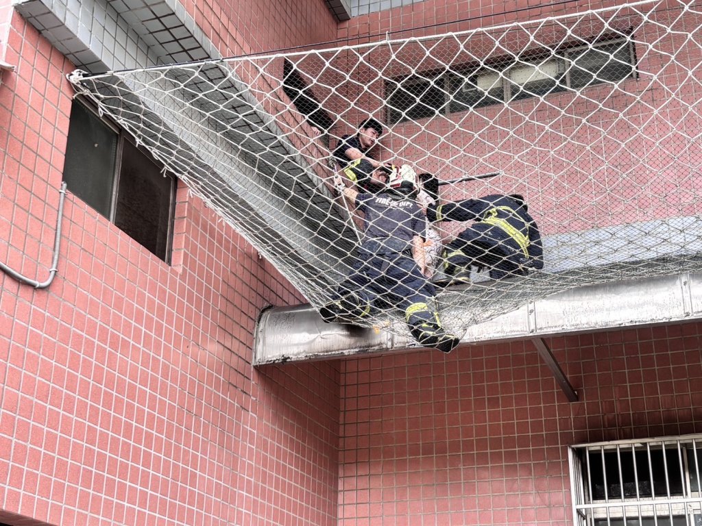  驚險！台中女童4樓窗戶墜落　2樓防護網接住身體多處擦傷送醫