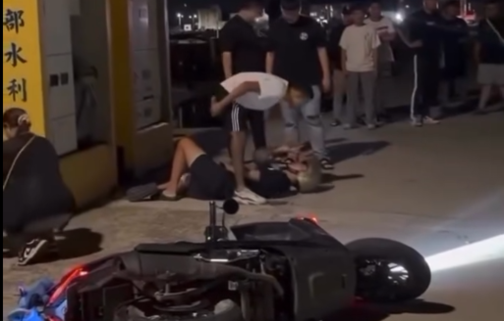 影／南寮漁港深夜車聚出事了！騎士失控爆衝撞圍觀母女倒地　旁人目擊氣炸衝上前巴頭痛扁