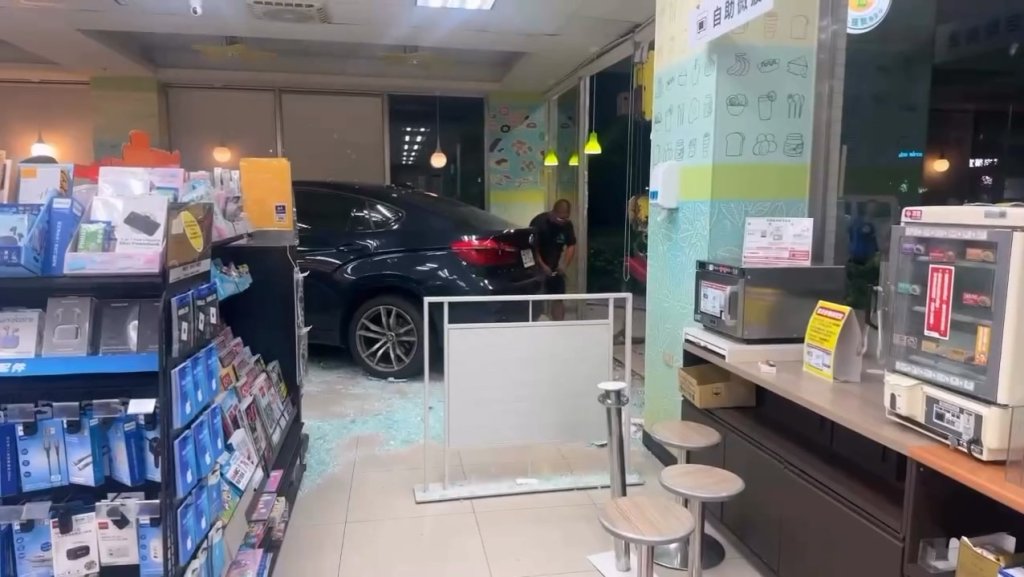 影／嘉義晚間車禍！男駕駛開BMW失控衝進超商　撞破玻璃「整輛塞進店裡」