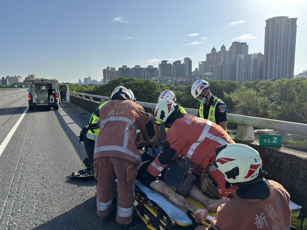 國道1號新竹路段自撞受困車內！　67歲男駕駛OHCA送醫
