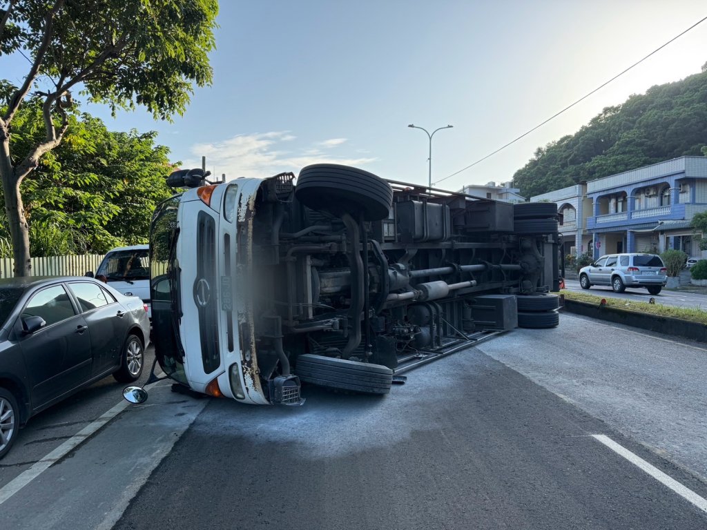  爆胎釀禍！　龜山大貨車翻覆
