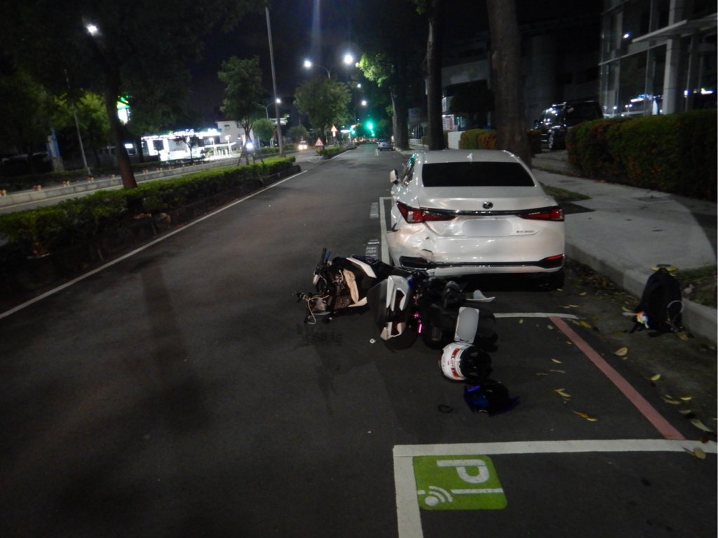男大生深夜民族路自撞！百萬名車慘損　居民：事故率不少