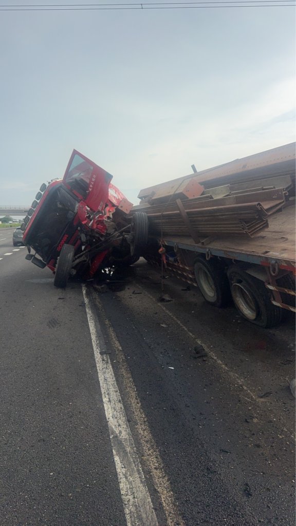 國道1號彰化路段事故　拖板車翻覆鋼板散落車道　南下僅剩中線可走