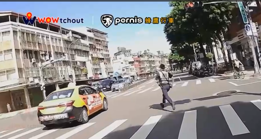 小黃運將不鳥警察？　路口站崗紅燈照闖