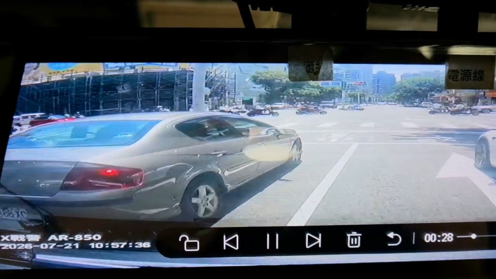 影／救護車上新生兒已缺氧發紺　轎車擋路被廣播唸車牌仍不讓！駕駛怒：真的很壞