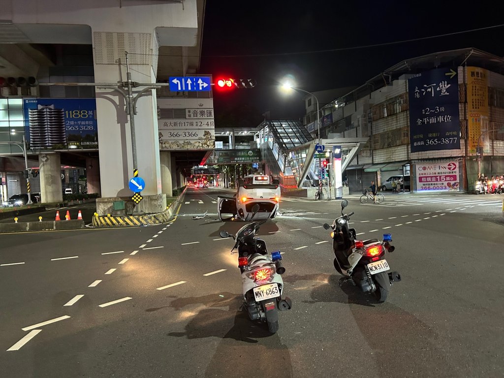 「碰」一聲四輪朝天！高雄轎車撞捷運基柱旁安全島翻覆　2人送醫