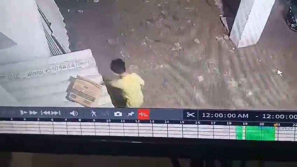 影／監視器影片曝光！印度3歲童家門前玩耍「遭毒蛇猛咬」　當場昏迷送醫不治