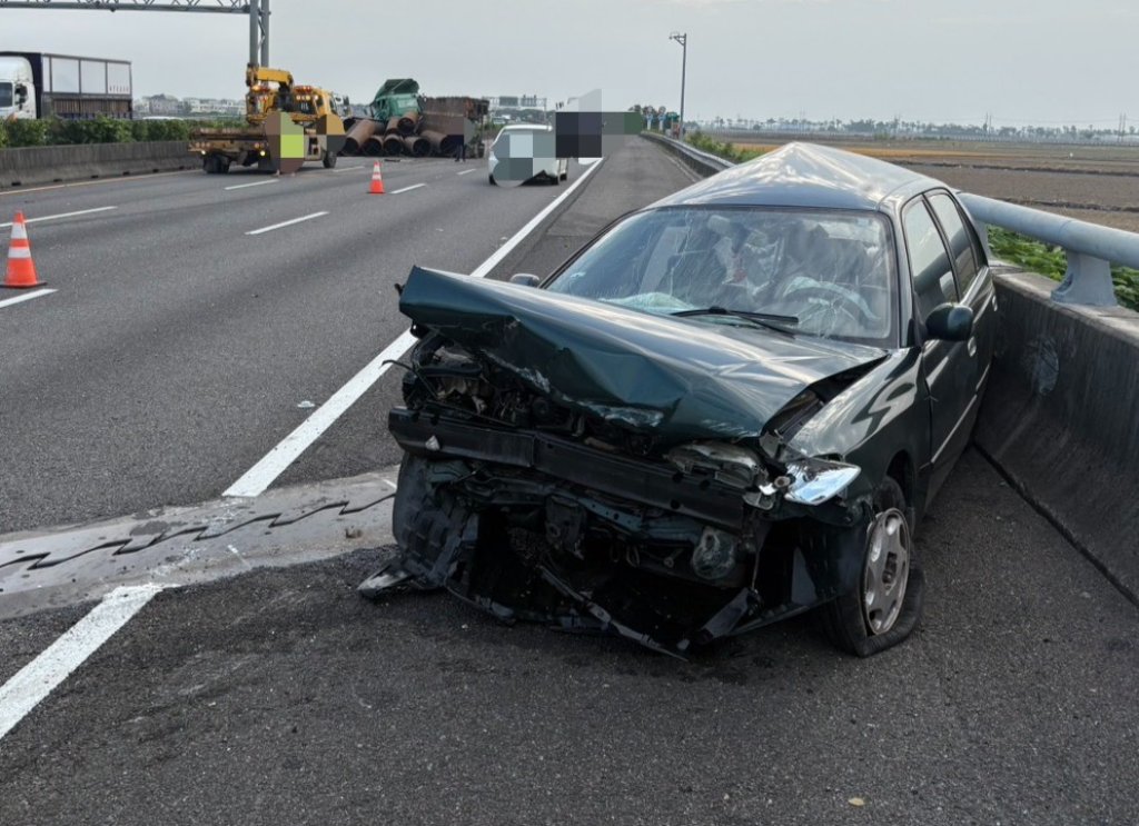 國道1號後壁段轎車自撞後橫停車道　遭半聯結車撞擊釀1人受傷