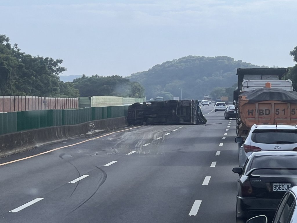 國道3號苑裡路段事故！　大貨車撞護欄翻覆