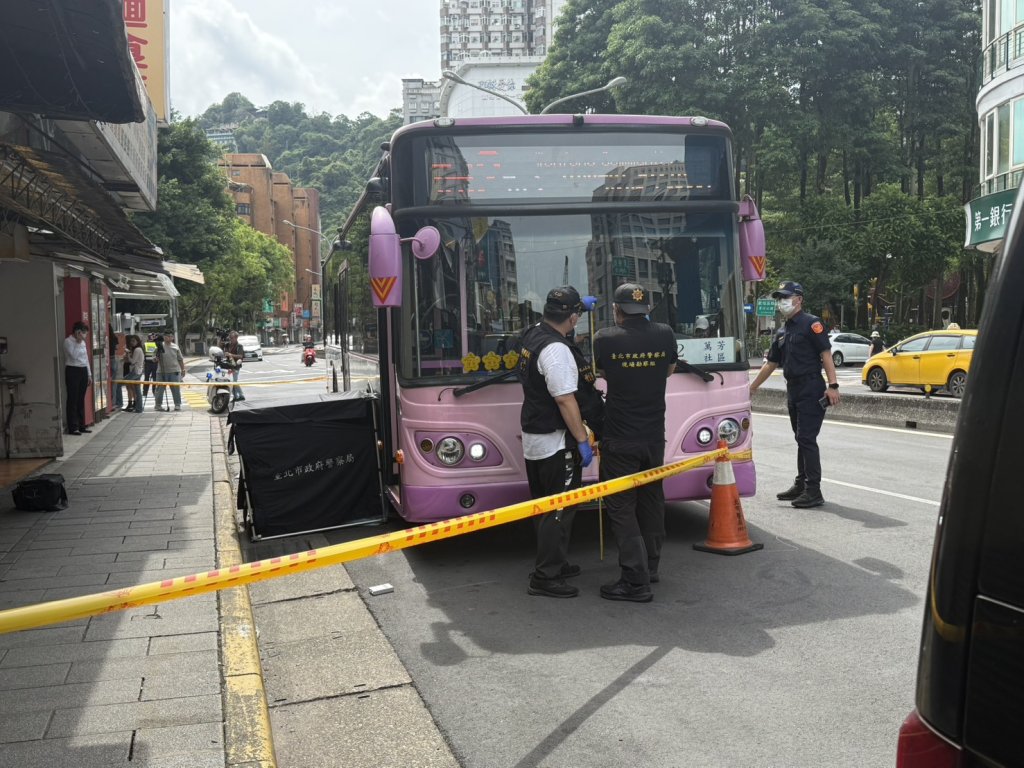 台北83歲老婦遭公車輾斃！　下車從車頭欲橫越馬路釀慘劇